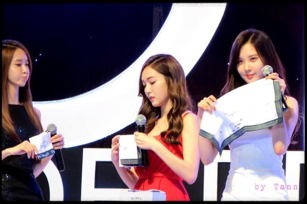 [PIC][20-10-2013]Jessica - YoonA và SeoHyun xuất hiện tại Thái Lan để tham dự "GiRL DE PROVENCE Thanks Party" vào tối nay - Page 3 BXG8o9aCcAAwiZH
