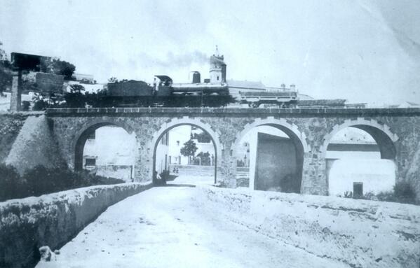Er_Pali's tweet photo. Madre, ya no viene el tren, a las claritas del día, que traían a los panaeros, de Alcalá de Guadaíra. http://t.co/Sz4tL9A7V0"
