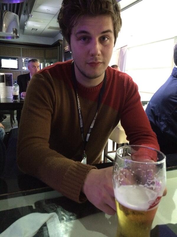 PaightonUK's tweet photo. Cheeky one at the airport! http://t.co/VlYmnTIBYL