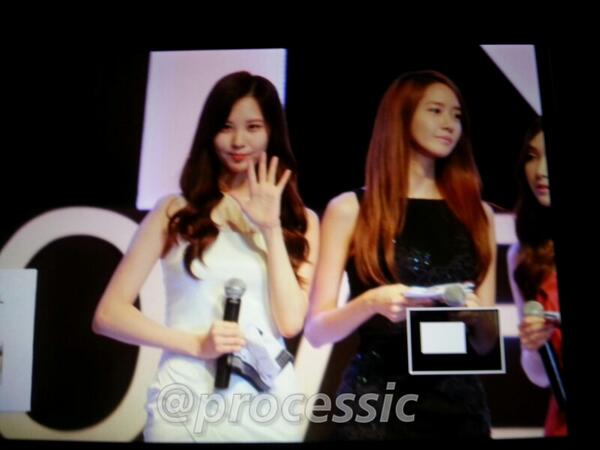 [PIC][20-10-2013]Jessica - YoonA và SeoHyun xuất hiện tại Thái Lan để tham dự "GiRL DE PROVENCE Thanks Party" vào tối nay - Page 2 BXGiXrECcAEPkBB