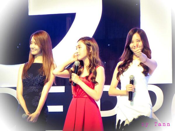 [PIC][20-10-2013]Jessica - YoonA và SeoHyun xuất hiện tại Thái Lan để tham dự "GiRL DE PROVENCE Thanks Party" vào tối nay - Page 3 BXH4I1GCAAE1-Px