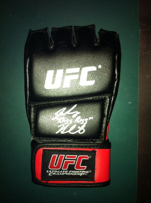 JohnyHendricks's tweet photo. My sponsors #instaloans and @Smart_Stop want to give out some free autographed swag. Retweet if you want it! http://t.co/67EtWSpy0k