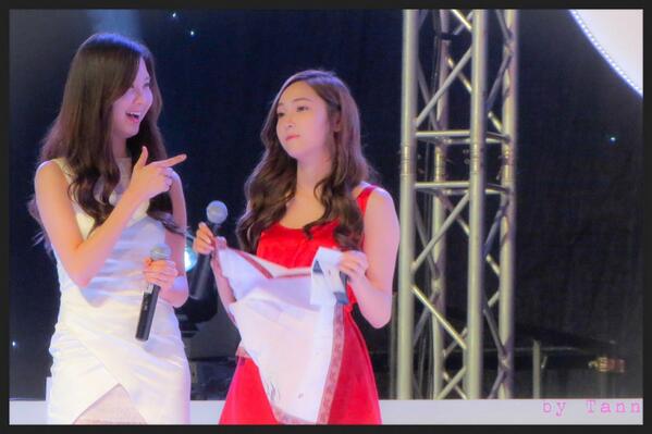 [PIC][20-10-2013]Jessica - YoonA và SeoHyun xuất hiện tại Thái Lan để tham dự "GiRL DE PROVENCE Thanks Party" vào tối nay - Page 3 BXHcOQpIEAAhXhC