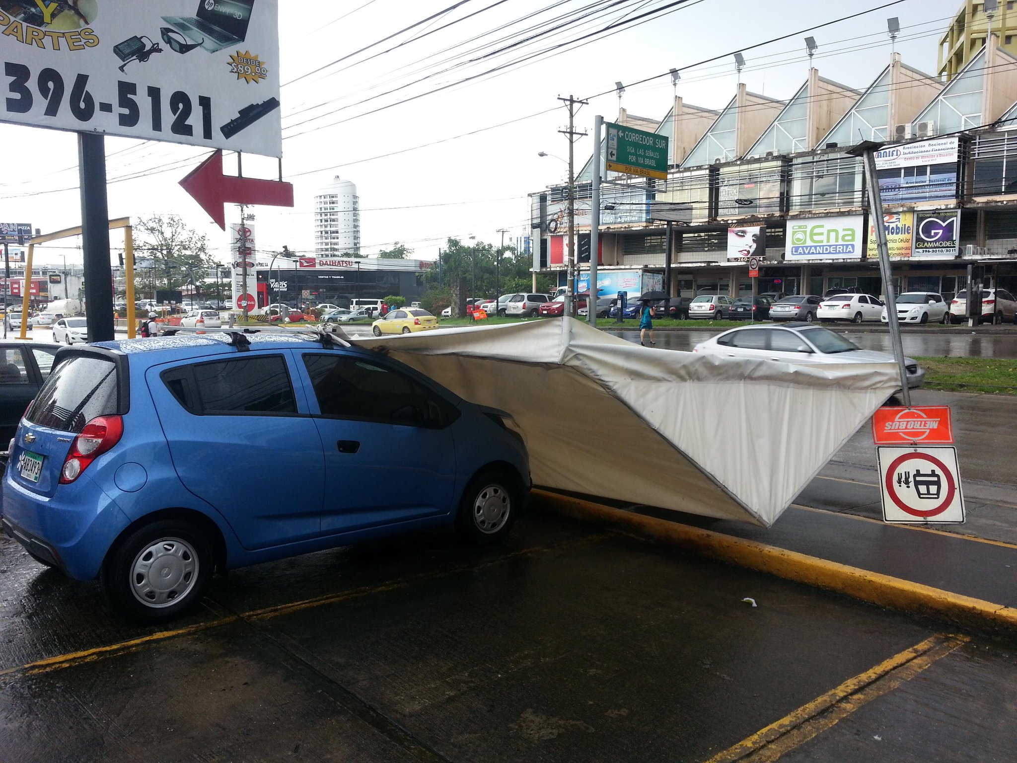 Telemetro Reporta on Twitter "Parada improvisada de Metro Bus en la Tumba Muerto cae encima de