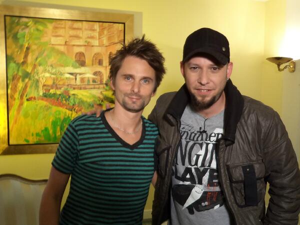 soyclaudiotv's tweet image. Llegando d entrevista express con Muse. A pesar de lo rapido, Matthew Bellamy demostro ser gran persona. Aqui foto