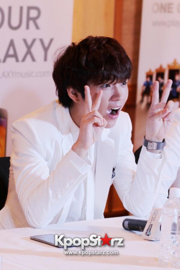 dw_2y's tweet photo. 131004 INFINITE #OGSSG Presscon -  우현 http://t.co/dvgafsOC4N