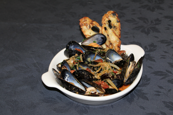 aria_restaurant's tweet photo. Check out our weekly specials! PEI Mussels (pictured) for lunch and Bouillabaisse for dinner: http://t.co/U0AKsXfyAu http://t.co/Rzexo6PlHe