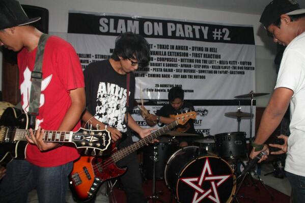 Gitaris 1 ne gak ketok :D