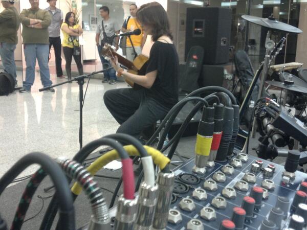 alfre_tonic's tweet photo. Asi se veía el acústico de @LaClemdeLaClem desde los controles de @drum_tonic, en @Aeromusica. #BuenaMúsica http://t.co/awGeH3p3Rm