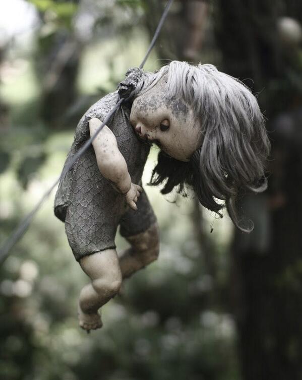 Scary_Overload's tweet photo. There's a haunted island in Mexico covered in dolls just like this one... http://t.co/NzmrPj6itn
