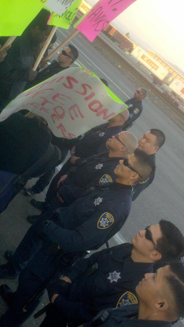 #PortTruckers facing off with an #OPD 'arrest team' now. #Oakland #PortShutDown #FTP #YAN