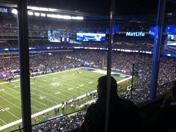 MTV2GuyCode's tweet photo. #guycode blog hanging suite-style w/ @axe #styleinseconds at #MNF http://t.co/0yFlealohN