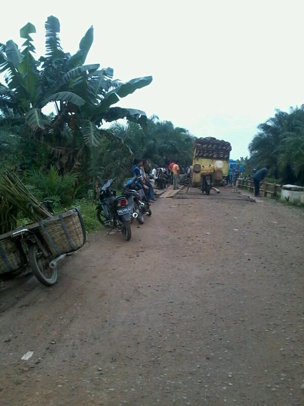 fitrizal's tweet photo. Akses jembatan kubu patah,akses perekonomian terhambat http://t.co/DZPqa0EaLv