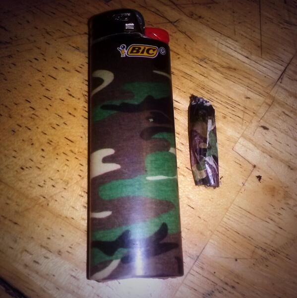 StonerLifeDaily's tweet photo. Camo joint, camo lighter. #IAintGotNoWorries http://t.co/74O9O8ohnB