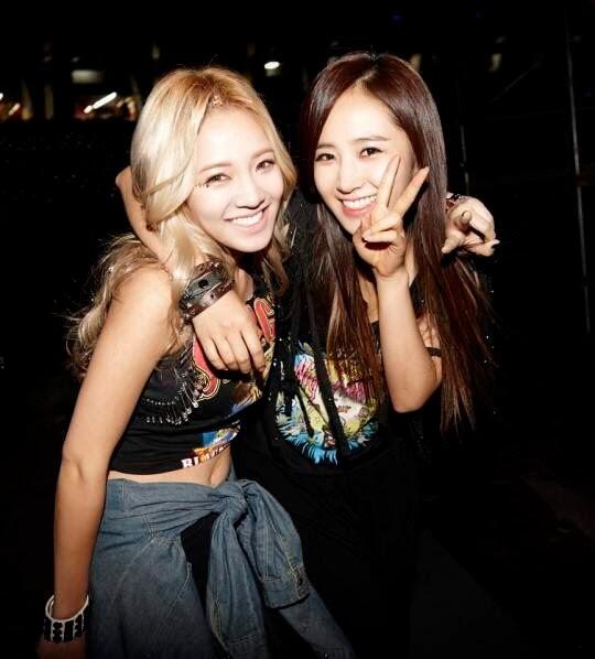 [Picture] 131022 Hyoyeon and Yuri at SMTOWN World Tour III in Beijing Backstage ift.tt/18EBCc0  taetiseo_snsd