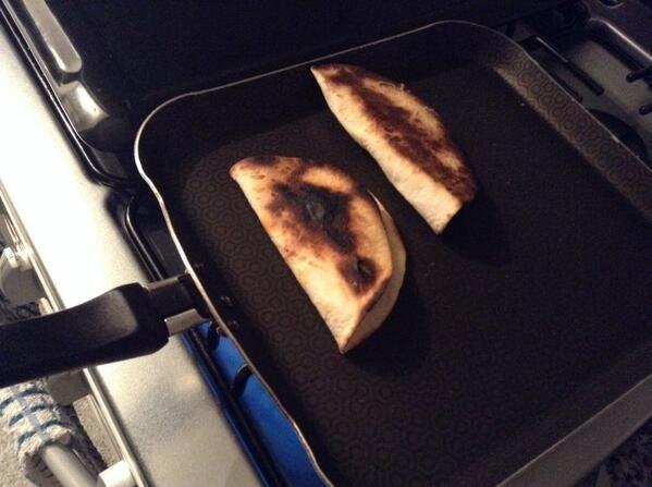 solecusi's tweet photo. Se me quemaron las fuking quesadillas #fuck http://t.co/1AC4AGbogS