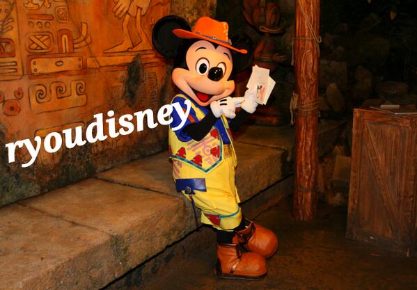 Ryoudisney Auf Twitter 昨日トレイルでミッキーがイケメンであった 前のグループの子供から似顔絵を貰ったミッキー すると俺の番まえに足を組んで座りながら俺モテるんだぜとミッキーが見せつけてきたマジいいよ写真の 壁にある隠れミッキーも写ってたidのr上らへん