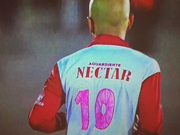 BXK9Fg5CUAAxjy colombianos Santa Fe esquecer os seus kits para uma partida fora de casa, Kitman compra camisas novas e desenha os números na parte de trás