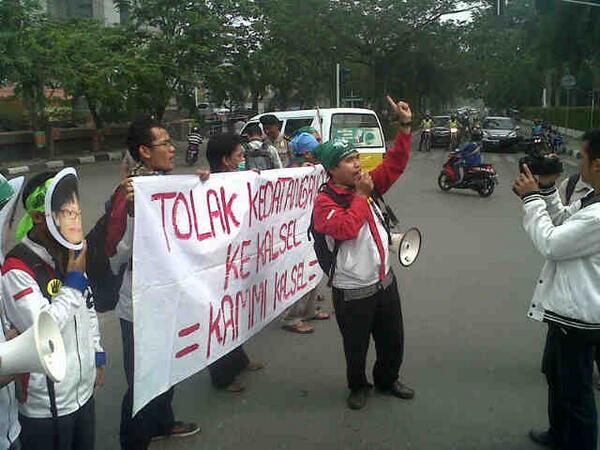 <a href="/KAMMIKALSEL/">KAMMI WILAYAH KALSEL</a> Menolak Kedatangan SBY ke Kalsel.. Cc: <a href="/infokammi/">Info KAMMI</a> <a href="/kammipusat/">PP KAMMI</a> <a href="/kammijateng/">KAMMI Jateng</a> <a href="/kammi98/">Muslim Progresif</a> <a href="/twitkalsel/">TwitKalsel</a>