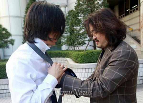 seojuho's tweet image. [오마이포토] 국민참여재판에 앞서 넥타이 매주는 김어준  durl.me/68f9kt 목숨을 걸고 이명박근혜 새누리당의 부정부패를 고발한 김어준 총수, 주진우 기자! 이제 국민들이 지켜줘야 할 때!