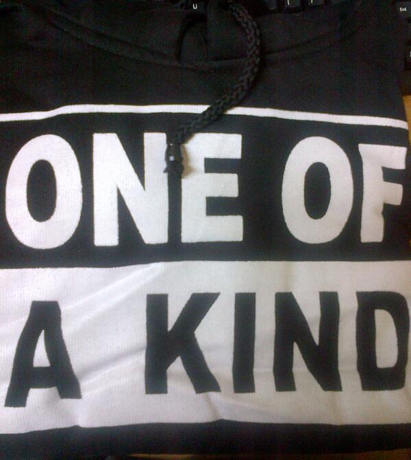 Kirim tebakan kamu dan mention <a href="/PopcornBChannel/">PopcornBChannelTV</a> dan <a href="/DreamersRadioID/">DREAMERS.ID / DREAMERS RADIO</a> pake hastag #extralove ,dan dapatkan hodie ini..