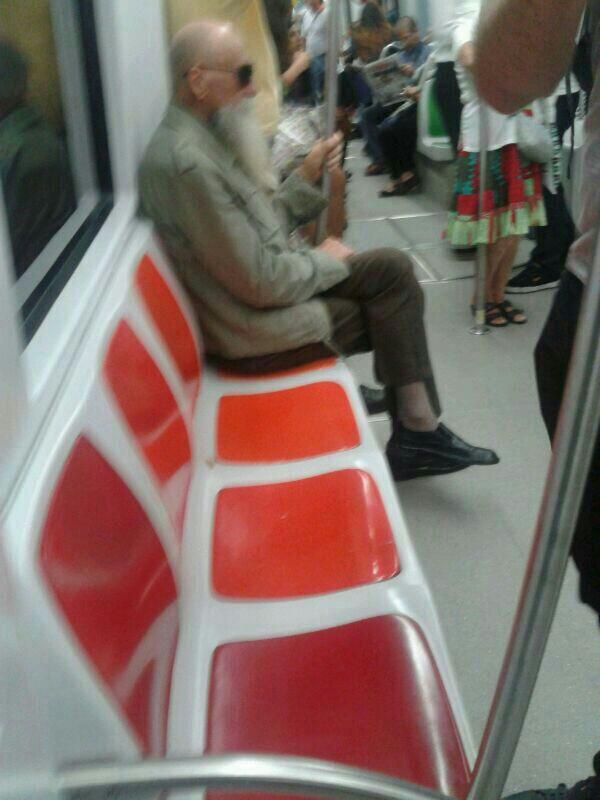 ÚLTIMA HORA: el maestro de Goku visto en el metro de sevilla