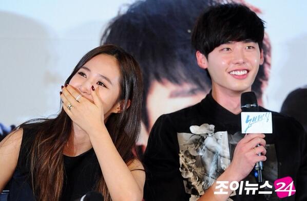 [PIC][22-10-2013]Yuri xuất hiện tại buổi công chiếu bộ phim "No Breathing" tại rạp CGV wangsibri, Sungdong, Seoul vào chiều nay  - Page 2 BXLf4JtCIAADHrh