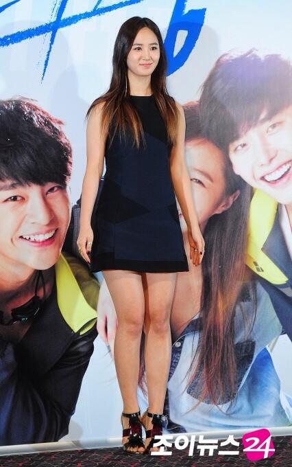 [PIC][22-10-2013]Yuri xuất hiện tại buổi công chiếu bộ phim "No Breathing" tại rạp CGV wangsibri, Sungdong, Seoul vào chiều nay  - Page 2 BXLfzk1CYAAsumA