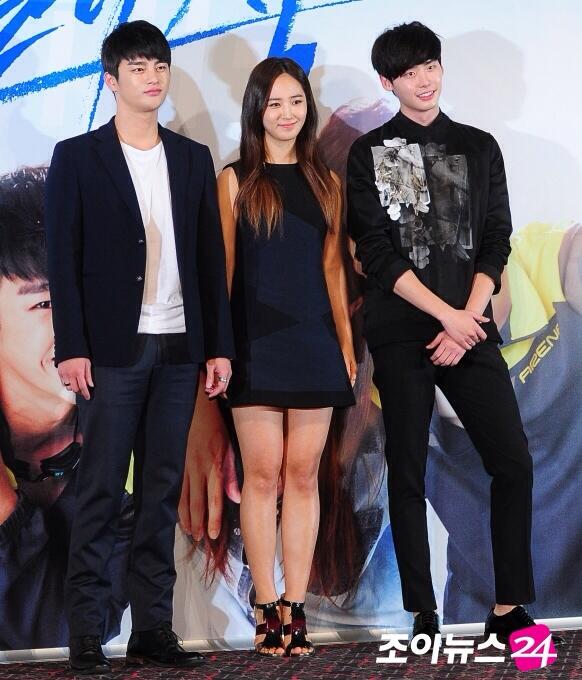 [PIC][22-10-2013]Yuri xuất hiện tại buổi công chiếu bộ phim "No Breathing" tại rạp CGV wangsibri, Sungdong, Seoul vào chiều nay  BXLgIZPCMAAHREo