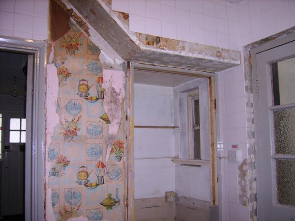 lorrainecfoster's tweet image. Long lost #70s wallpaper complete with lime green paint (just out of shot). Day 2 of the #GreatKitchenRevamp