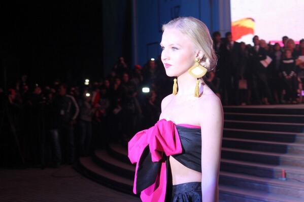 Shahzod_1's tweet photo. Красавица на фоне людей @GulnaraKarimova @FundForumUz @StyleUz #InStyleuzWeTrust http://t.co/gh0cLLr30W