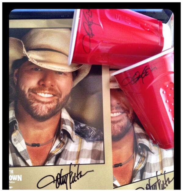 tobykeith's tweet photo. RT 2 WIN! #10DayGiveAway to 10/29 #DRINKSAFTERWORK release! Giving away a @zinepak &amp; autograph for 10 days! #OCTOBY2 http://t.co/7QpNBlS8N5