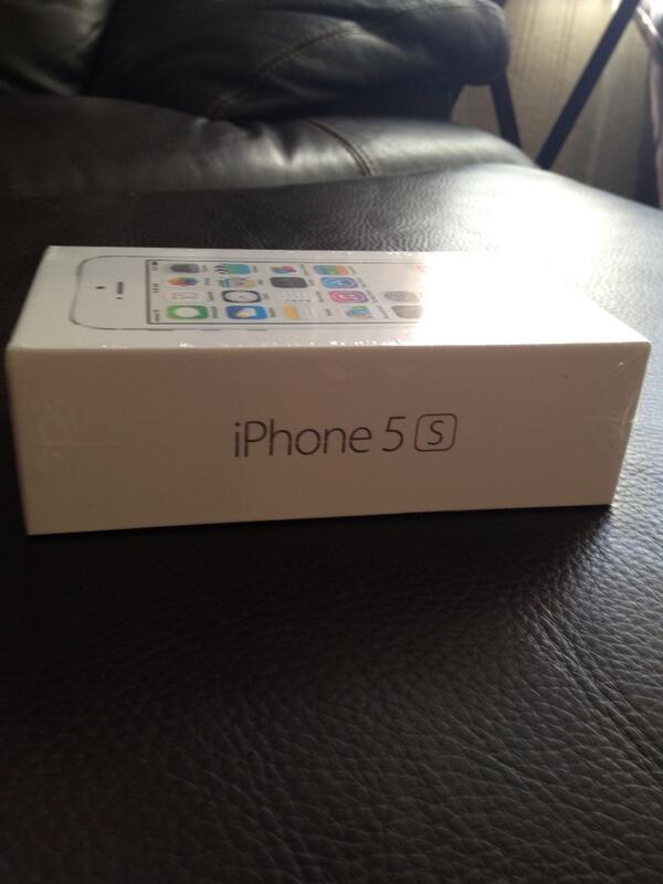 erinyoung29's tweet photo. So long 4S! Now where do I start with this?? #technologicallychallenged http://t.co/1FOwh10xgW