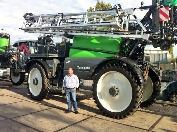 Tecnomaholland's tweet photo. Met Frans de Rond bij Tecnoma, machine staat klaar voor verzending naar Nederland http://t.co/yIBfAjyu2l