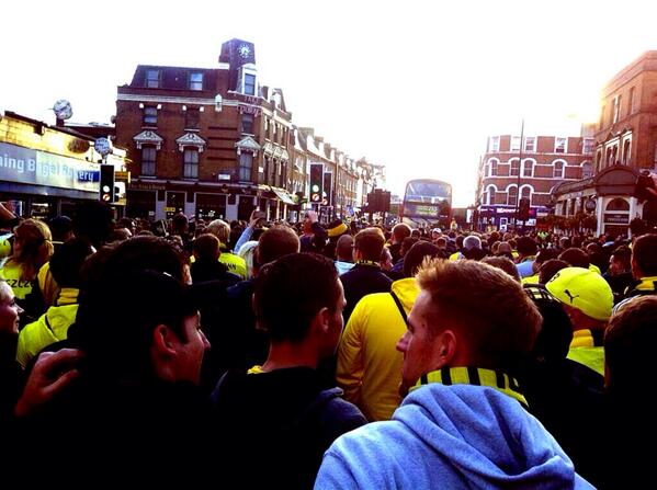 FansPhotos's tweet photo. Dortmund fans in London today. http://t.co/1Pqa6Uv9vS
