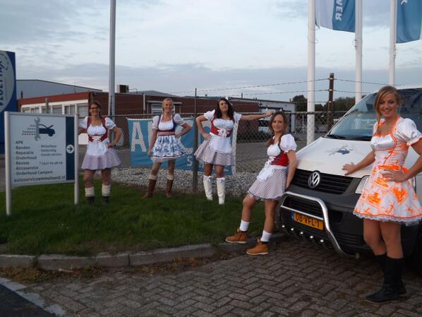 Blij met onze nieuwe jurkjes! Mogelijk gemaakt door <a href="/autoserviceemme/">AutoServiceEmmeloord</a>: bedankt :)!