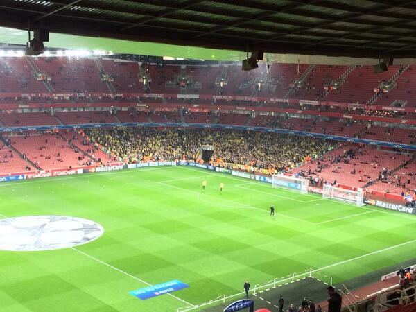 RemarksFootball's tweet photo. This is called PASSION - Dortmund fans at Emirates. http://t.co/2CRyN9fHaA