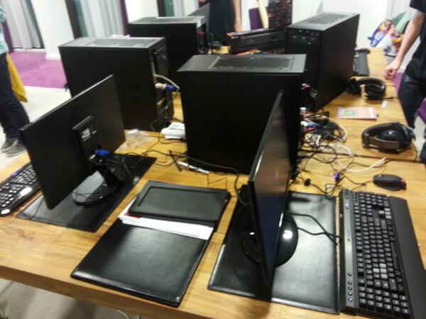 RecordMinecraft's tweet photo. Bedankt http://t.co/tndV3d4ZMU voor de goede support met de computers! http://t.co/FTyN1rocQy