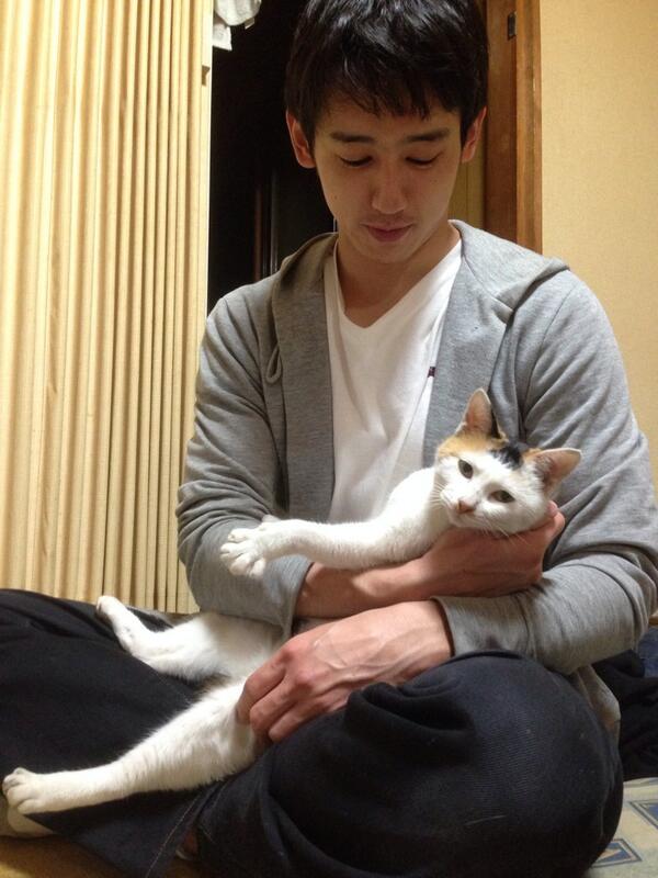 男二人で一緒に住んどってよ しかも猫飼っててよ 猫触って写真なんか