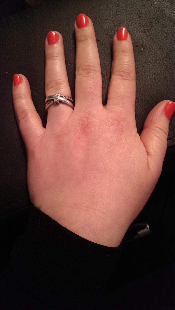 Roadician's tweet photo. Wie wil dat nou niet? Nagellak die ongeveer 3 weken top blijft zitten en een super glans blijft behouden!?#gellak http://t.co/0EzzkChnat
