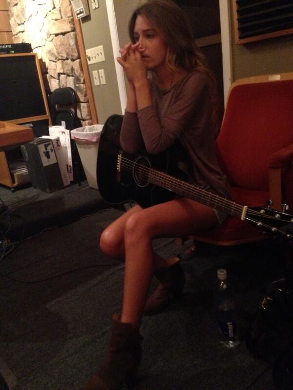 AlexandraB913's tweet image. Working #creatingmusic