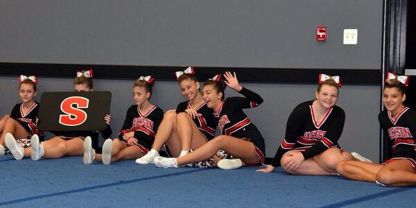 meganraffy19's tweet image. Yanno just casually hiding behind my sign..😁 #precomp @alexisrossXo @Seleneee22 @Mlbmarylynne @avacheer20