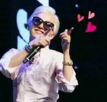GDRAGONBB_YG's tweet photo. emang imut, sekarang imut appa buat cl ah bukan eomma *tampang kece* RT @SMF_Dara2NE1: @GDRAGONBB_YG sok imut ewh :p http://t.co/vLqeDrZops