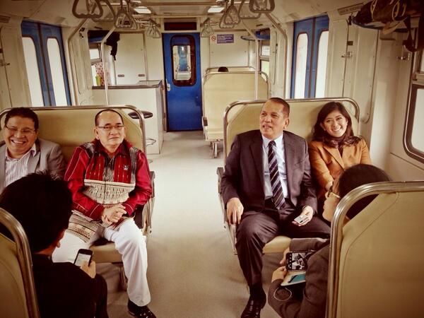 meutya_hafid's tweet photo. Landed KualaNamu otw Medan. Naik kereta nan Nyaman. Pertama di Indonesia. Tamu2 parlemen Asean jg naik ini #SEAPAC http://t.co/PmmDUXi772