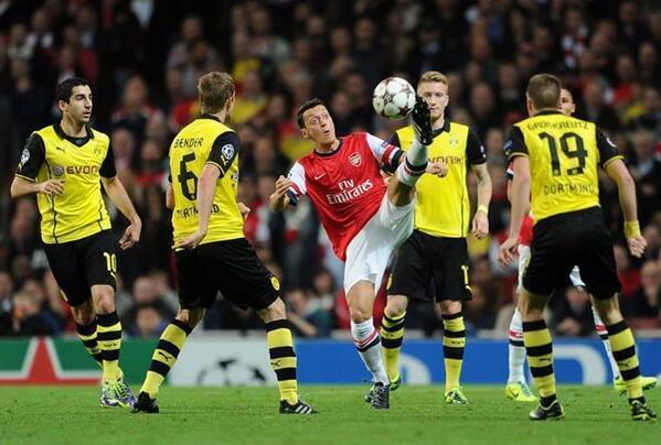 M0tivacionesF's tweet photo. El mago de Özil mostrando su magia ante 4 jugadores del Borussia Dortmund. ¡FOTAZA! http://t.co/t1NUelgRL4