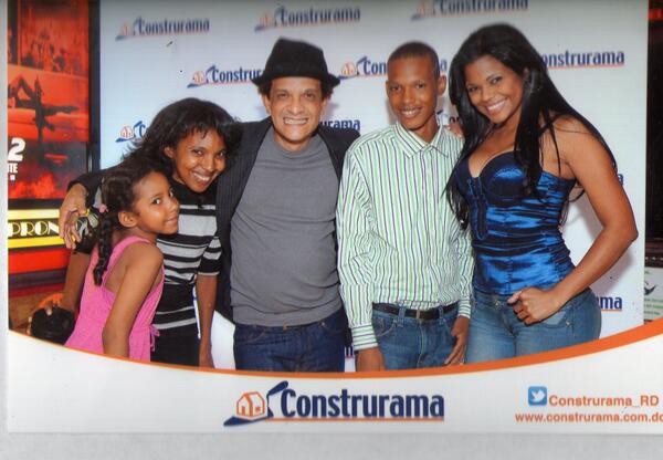 RichardSosa031's tweet photo. Con La Morena Y @tonypacual OH ¡¡ #Premiere #SankyPanky2  Excelente Película http://t.co/jYqiBusXby