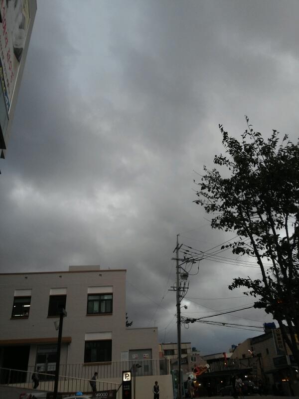 violetajr7's tweet photo. 시험 끝! 아무리 일찍해도 후회는 늦은 법. ㅠ 한자는 그렇다치고 3번은 아쉽다 ㅠ 이대로 집으로 고고? 아님 좀 돌아댕길까 했는데 날씨가 안 도와준다 ㅠ http://t.co/puHh2hgeUt