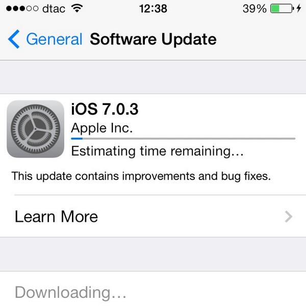 sranchat's tweet image. จะเสร็จกี่โมงกี่ยามว้าา อัพกันเถอะค่ะ downloading iOS 7.0.3 #iOS7TH