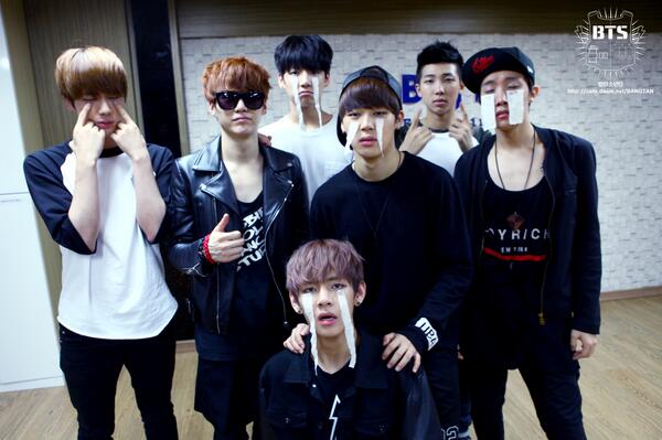 bts_bighit's tweet photo. #방탄소년단 신인왕 방탄소년단 마지막회! STAFF DIARY가 업로드 되었습니다. 우_럭
http://t.co/1MciQYdLAe http://t.co/p4oUfdDlnZ