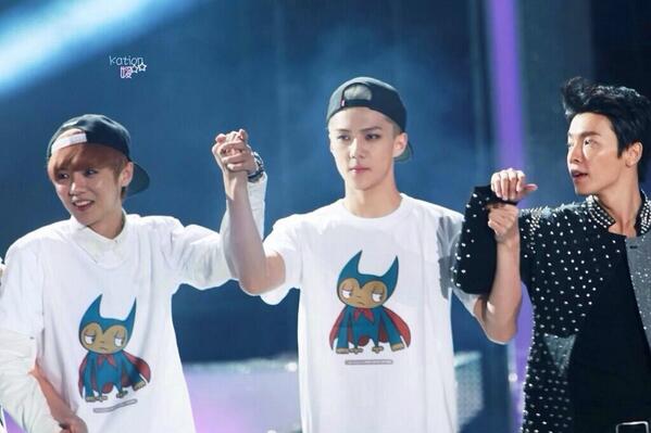 review_yyy's tweet photo. ดูฮุนจับมือพี่ลู่แล้วดูฮุนจับมือดงเฮ.... #โอเซฮุนผู้ชายสองมาตรฐาน http://t.co/E0LiGYXmlx